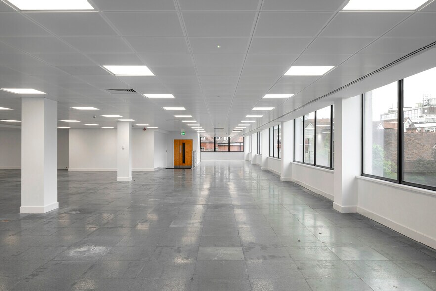 Blenheim Ct, Solihull à louer - Photo du bâtiment - Image 1 de 11