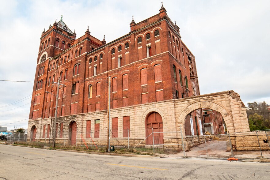 3040 Jackson St, Dubuque, IA à vendre - Photo du bâtiment - Image 2 de 19