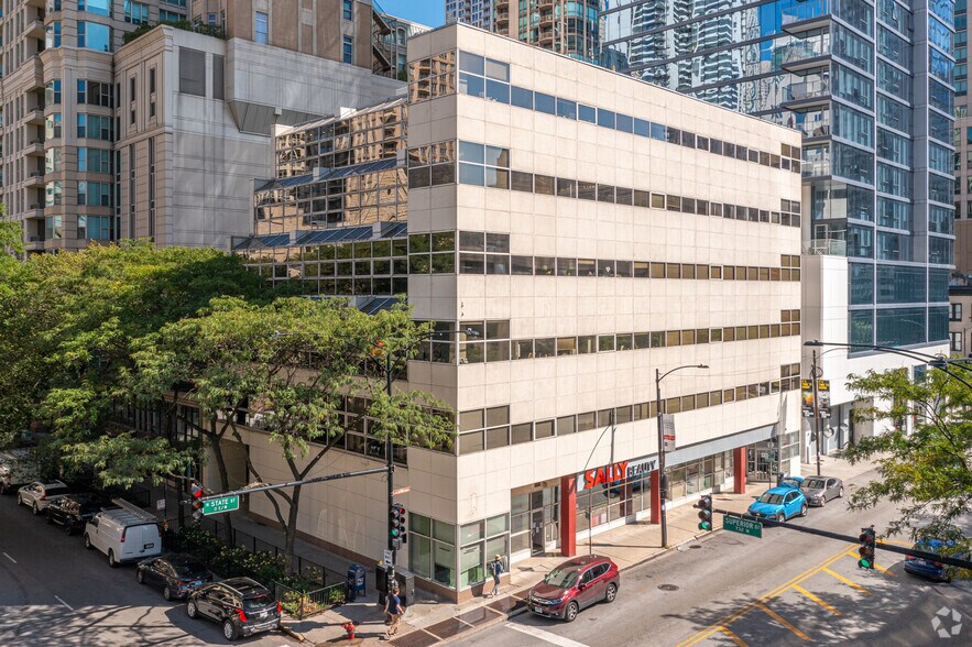 1 E Superior St, Chicago, IL à louer - Photo du bâtiment - Image 2 de 4