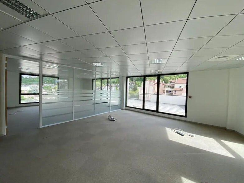 Office in Lyon for lease - Building Photo - Image 2 of 19