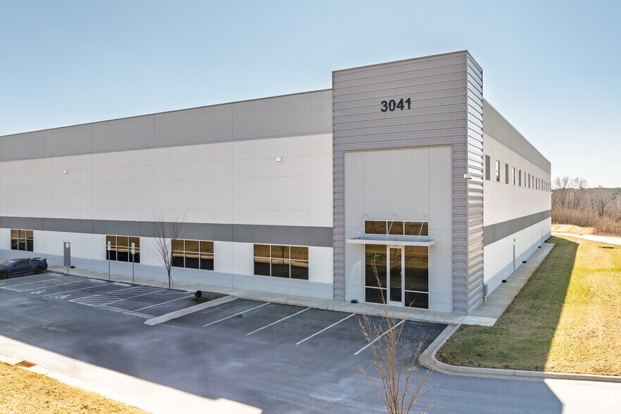 3041 Hendren Rd, Whitsett, NC à louer - Photo du bâtiment - Image 2 de 5
