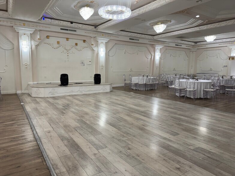 18407 Sherman Way, Reseda, CA à vendre - Photo du bâtiment - Image 3 de 29