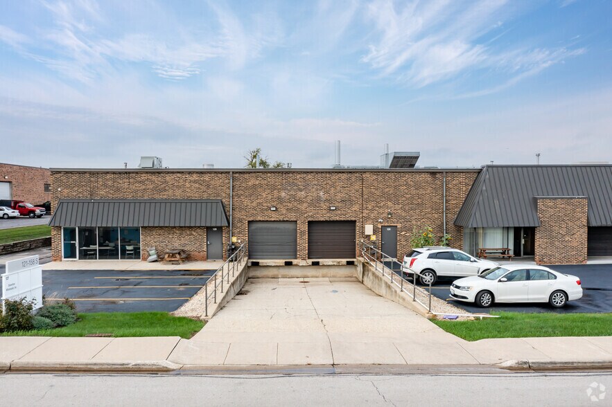 121-158 Eisenhower Ln S, Lombard, IL à louer - Photo du bâtiment - Image 2 de 6
