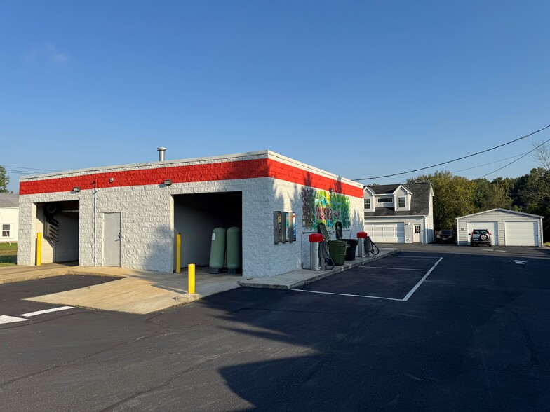 Car Wash Portfolio 2 Locations portfolio of 2 properties for sale on LoopNet.ca - Building Photo - Image 1 of 17