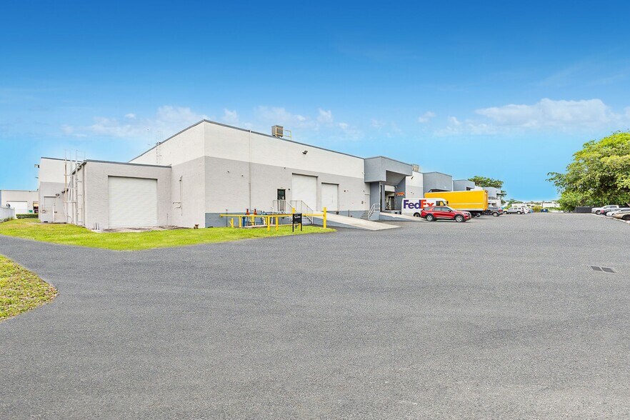 5120-5130 NW 165th St, Hialeah, FL à louer - Photo du bâtiment - Image 2 de 12