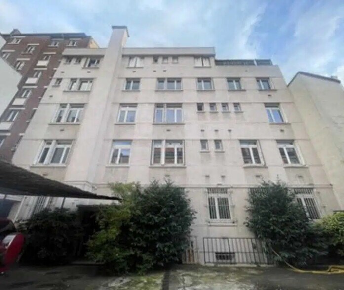 7 Place Des Martyrs De L'Occupation Allemande, Clichy à louer - Photo du bâtiment - Image 2 de 14