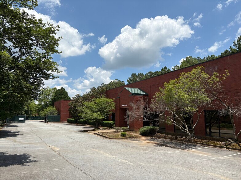 4090 Steve Reynolds Blvd, Norcross, GA for lease - Building Photo - Image 2 of 8