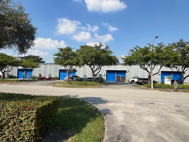 5400-5490 NW 161st St, Miami, FL à louer - Photo principale - Image 1 de 3