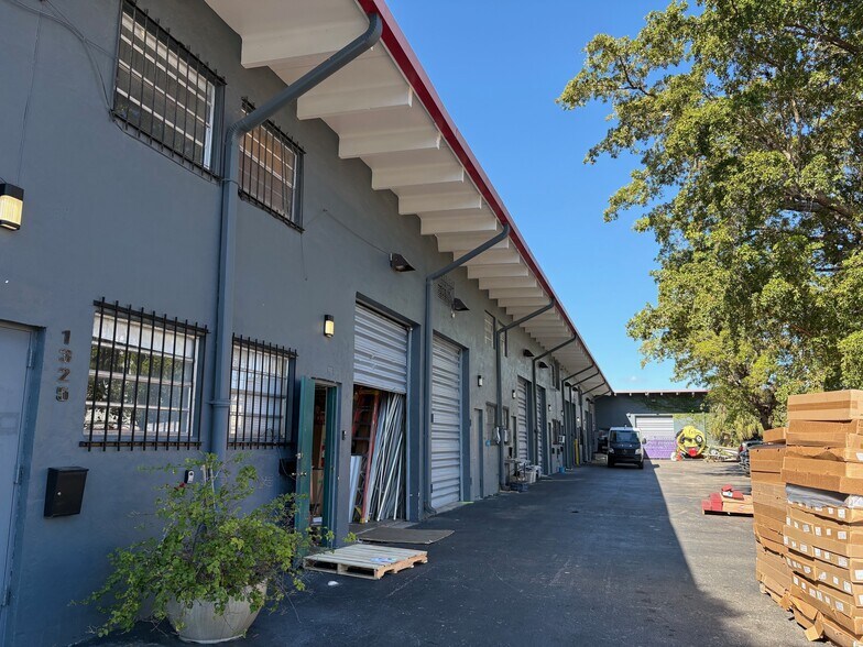 1325-1343 NE 119th St, Miami, FL à louer - Photo du bâtiment - Image 3 de 9