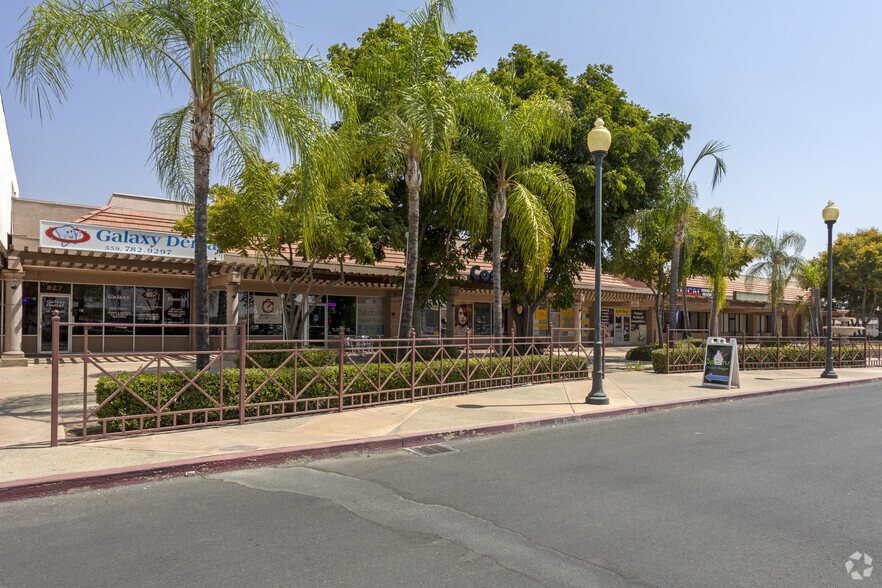 827-847 W Henderson Ave, Porterville, CA for lease - Primary Photo - Image 1 of 4