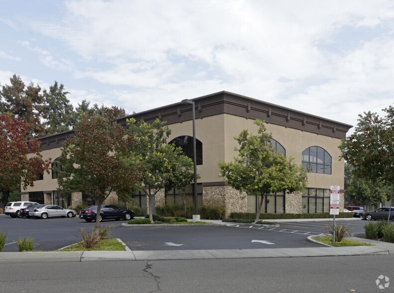 1215 W Center St, Manteca, CA à louer - Photo du bâtiment - Image 2 de 5