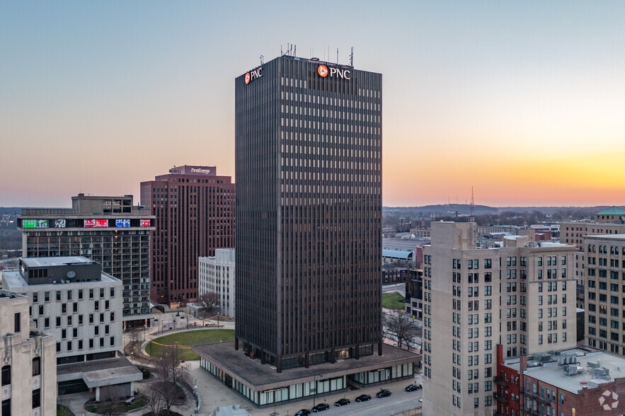 1 Cascade Plz, Akron, OH à louer - Photo du bâtiment - Image 2 de 3