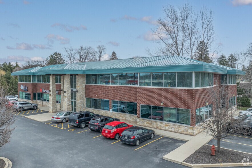 5250 S 108th St, Hales Corners, WI à louer - Photo du bâtiment - Image 3 de 16