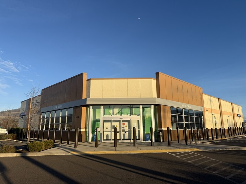 636 N Main St, Phoenix, OR for lease - Building Photo - Image 2 of 24