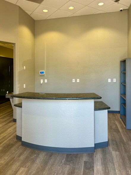 8765 W Kelton Ln, Peoria, AZ à louer - Photo du bâtiment - Image 2 de 7