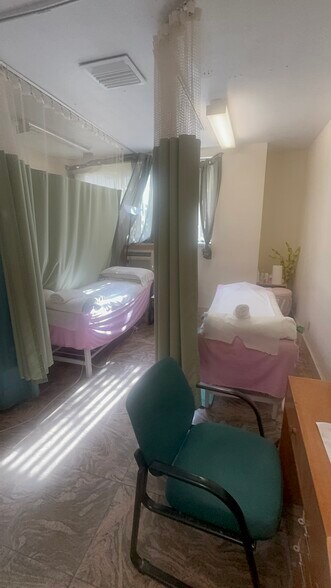 4133 Parsons Blvd, Flushing, NY à louer - Photo du bâtiment - Image 3 de 12