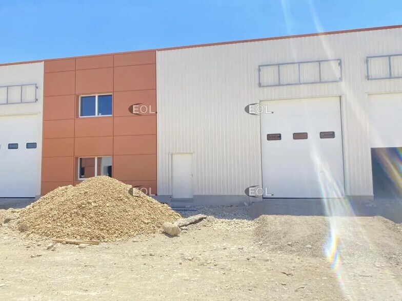Flex in Chassieu for lease - Building Photo - Image 1 of 5