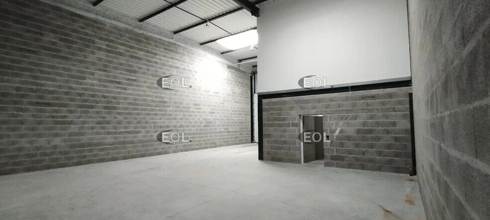 Flex in Chassieu for lease - Interior Photo - Image 2 of 5