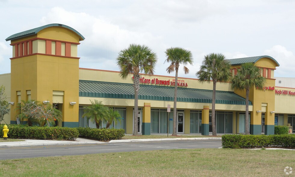 7642-7686 Nob Hill Rd, Tamarac, FL à louer - Photo du bâtiment - Image 2 de 3