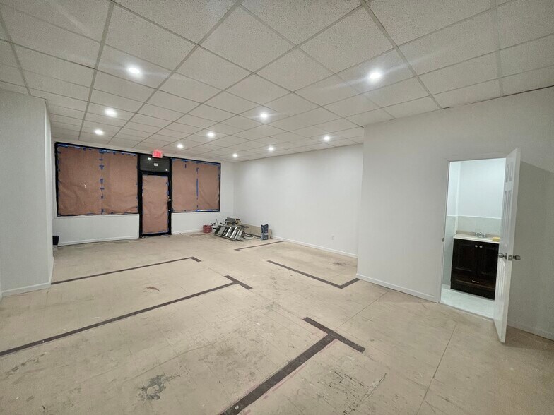 676 Onderdonk Ave, Ridgewood, NY à louer - Photo du bâtiment - Image 2 de 6