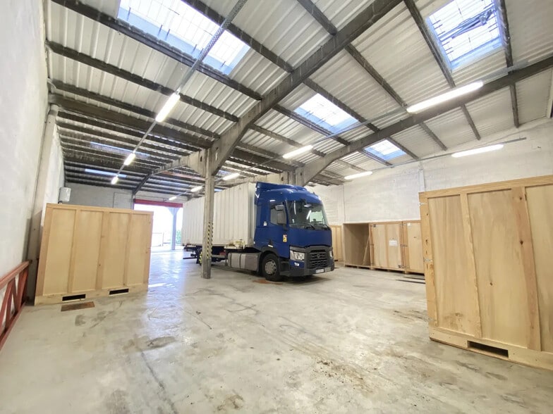 9 Avenue Du Maréchal De Lattre De Tassigny, Meyzieu for sale - Interior Photo - Image 2 of 11