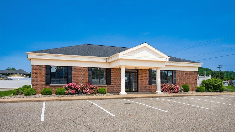 220 E State St, Newcomerstown, OH à vendre - Photo du bâtiment - Image 2 de 28