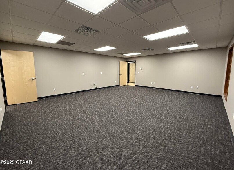 2820 19th Ave S, Grand Forks, ND à louer - Photo du bâtiment - Image 2 de 2
