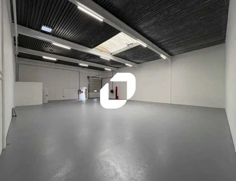 Flex in Éragny for lease - Building Photo - Image 3 of 22