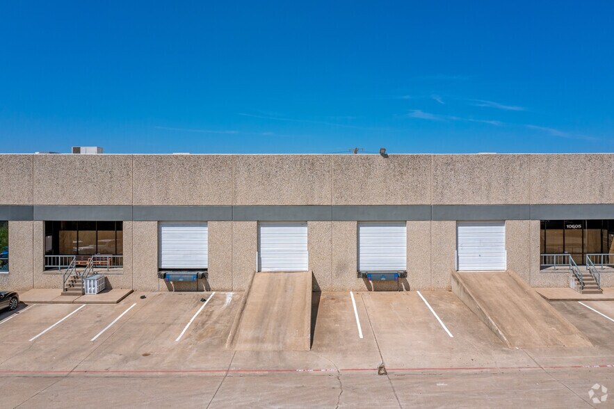 10605 Boomer Cir, Dallas, TX à louer - Photo du bâtiment - Image 2 de 5