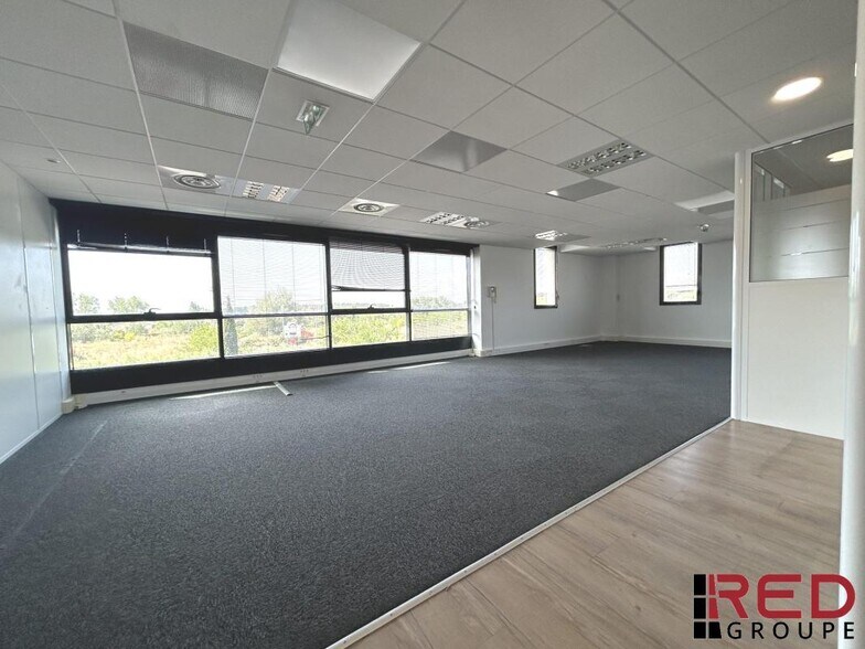 Office in Eguilles for lease - Interior Photo - Image 1 of 10