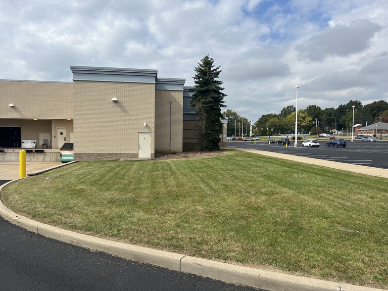 8100 Cleveland Ave NW, Canton, OH for lease - Building Photo - Image 2 of 7