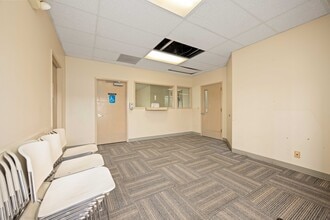 325 Chelan Ave, Wenatchee, WA for lease Interior Photo- Image 1 of 20