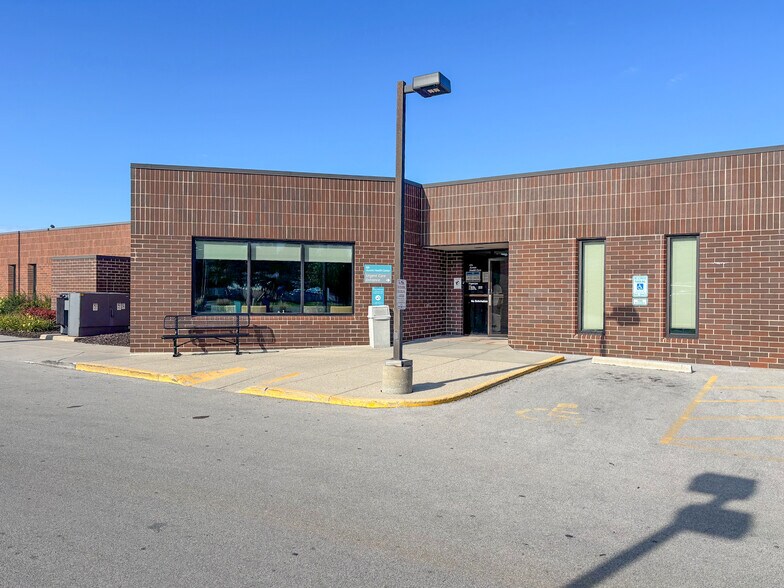 6901 W Edgerton Ave, Greenfield, WI à vendre - Photo du bâtiment - Image 3 de 10