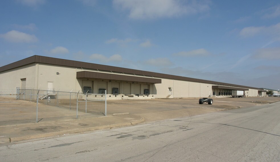 605 110th St, Arlington, TX à louer - Photo du bâtiment - Image 2 de 4