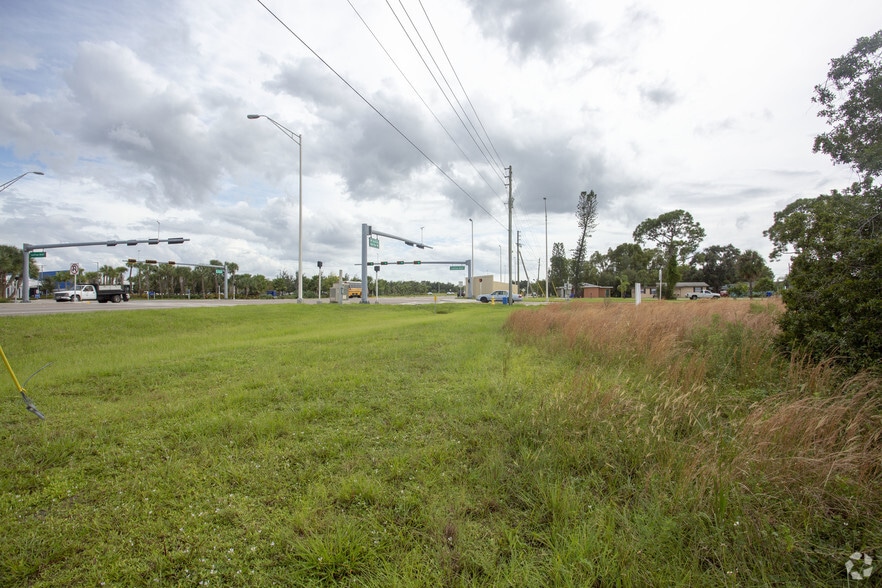 2560 Collins St, Fort Myers, FL for sale - Building Photo - Image 2 of 6