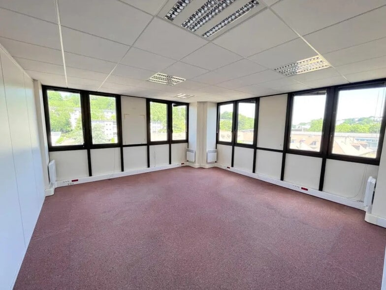 Office in Saint-Germain-en-Laye for lease - Building Photo - Image 2 of 18