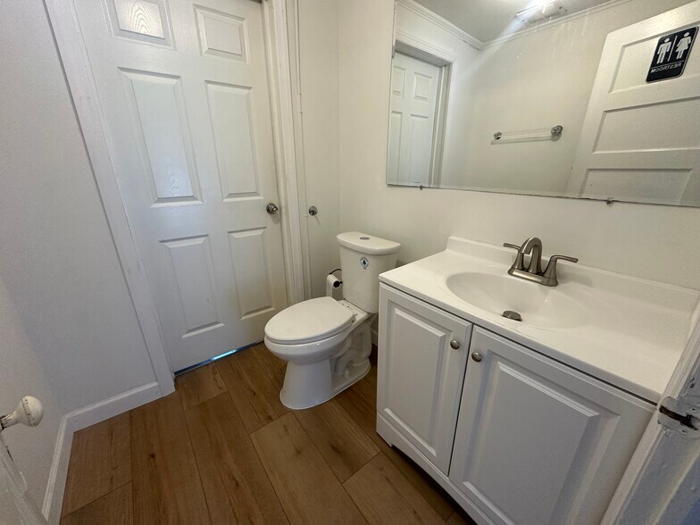 18 Woods Corner Rd, East Setauket, NY for lease - Interior Photo - Image 3 of 8