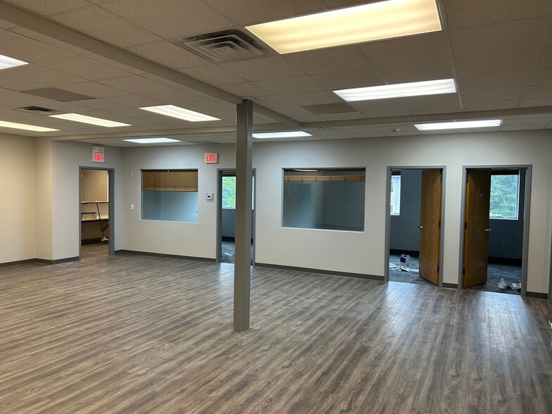 207 Commercial Ct, Morganville, NJ à louer - Photo du bâtiment - Image 3 de 11