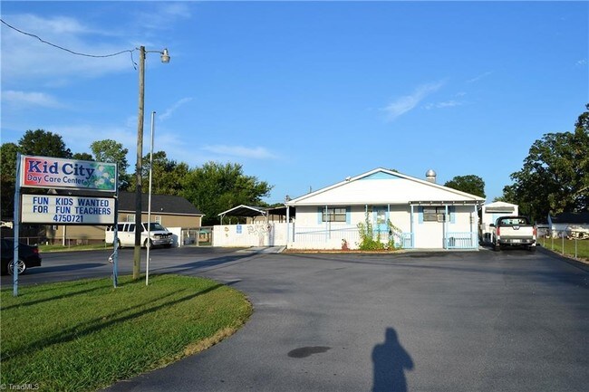 Plus de détails pour 719 Fisher Ferry St, Thomasville, NC - Commerce de détail à vendre
