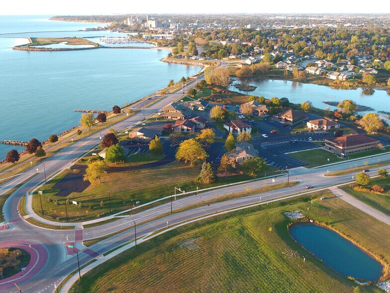 115 E Waldo Blvd, Manitowoc, WI à louer - Aérien - Image 2 de 2