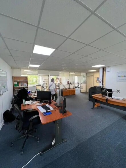 Office in Les Ulis for lease - Interior Photo - Image 3 of 4