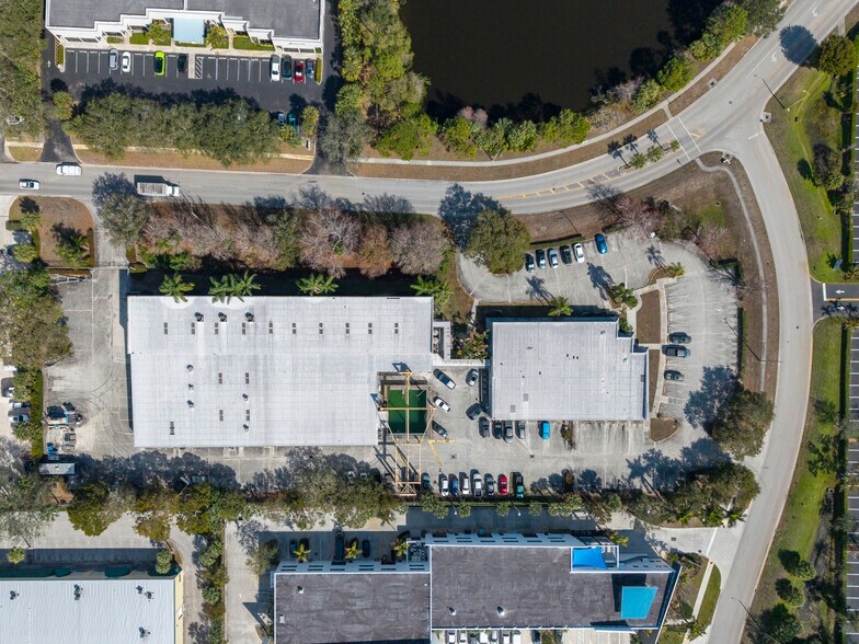 821 Jupiter Park Dr, Jupiter, FL à louer - Photo du bâtiment - Image 2 de 10