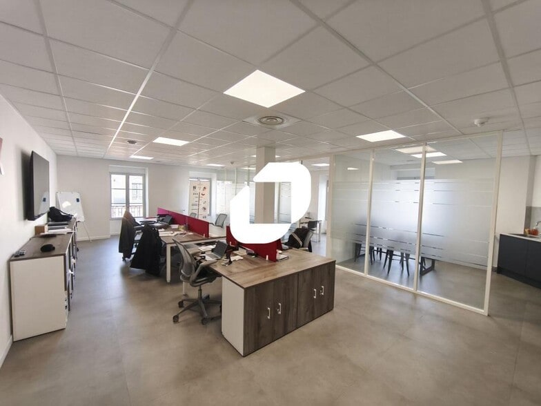 Multifamily in Le Raincy for sale - Interior Photo - Image 2 of 5