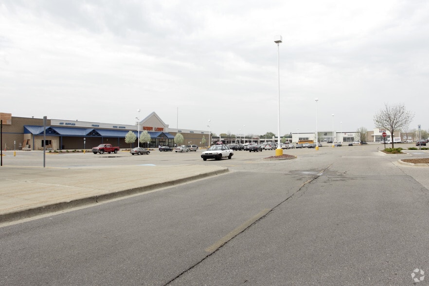 4110-4250 28th St SE, Grand Rapids, MI à louer - Photo du bâtiment - Image 1 de 7