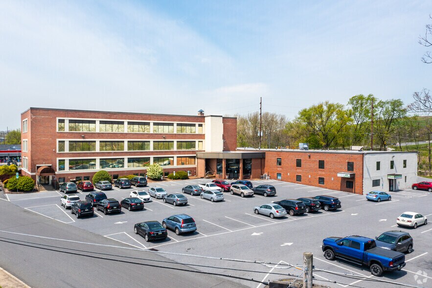 321 N Furnace St, Birdsboro, PA à louer - Photo du bâtiment - Image 2 de 4