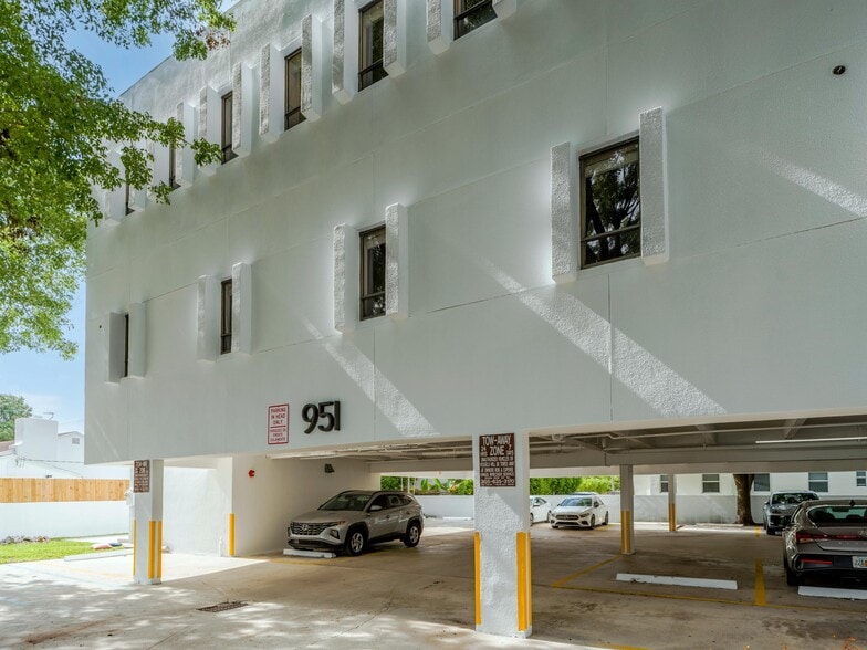 951 S Le Jeune Rd, Coral Gables, FL for lease - Building Photo - Image 2 of 21