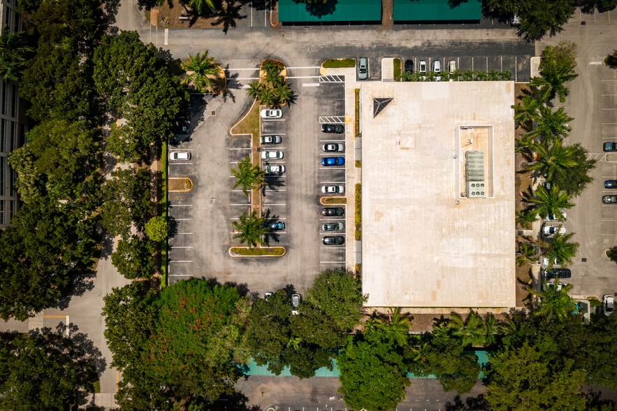 2201 NW Corporate Blvd, Boca Raton, FL à vendre - Photo du bâtiment - Image 3 de 13