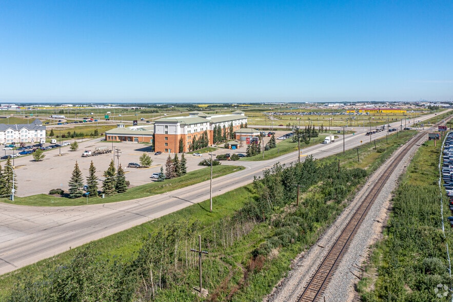 8013 Sparrow Dr, Leduc, AB à vendre - Aérien - Image 2 de 3