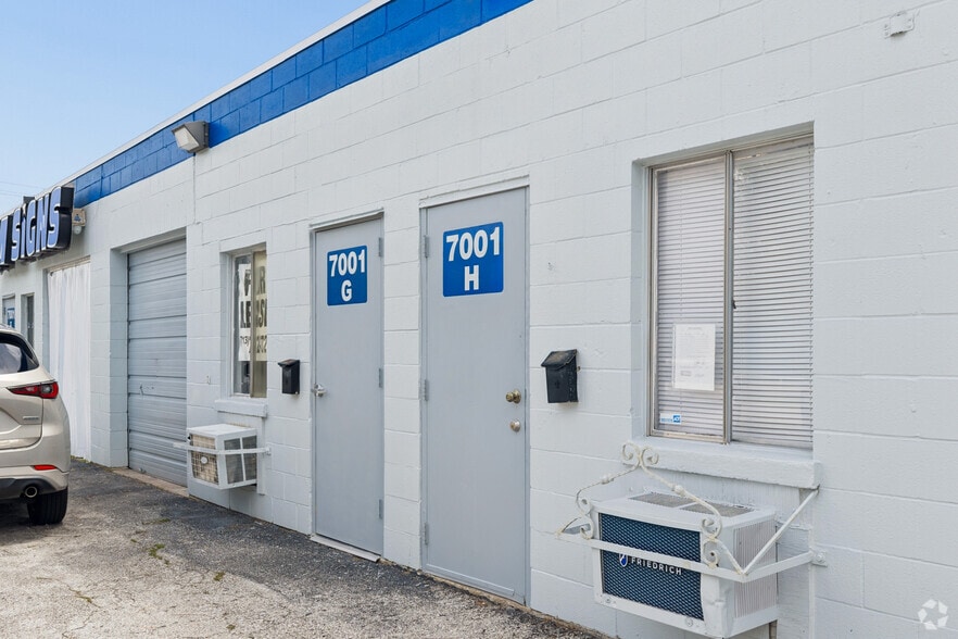 7001 Mullins Dr, Houston, TX for lease - Building Photo - Image 3 of 8