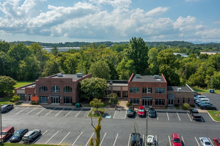 2575 Willow Point Way, Knoxville, TN à vendre - Photo du bâtiment - Image 2 de 25